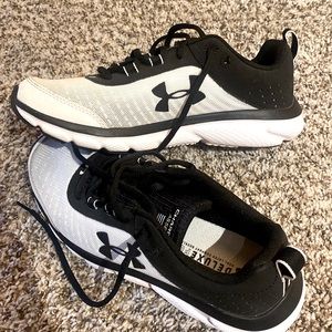 Men NWOT Under Armor tennis shoes! Size 7.5